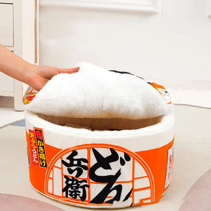 Main soulevant le couvercle amovible d'un panier chat original en forme de bol de nouilles orange. L'image montre la texture épaisse en peluche blanche de ce coussin pour chat insolite. Lit cocon design et ultra-doux pour un confort type coussin a chat. Qualité premium Les Trésors d'Owka.