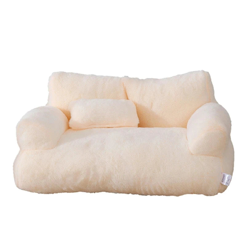 Panier chat type canapé sofa crème en peluche ultra-douce détouré sur fond blanc. L'image montre ce coussin pour chat design avec dossier et accoudoirs rembourrés. Lit sofa chaud, épais et élégant pour un confort de type coussin a chat premium. Qualité supérieure Les Trésors d'Owka.