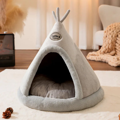 Panier chat en forme de tipi gris perle avec toit pointu et entrée en peluche. L'image montre cette niche igloo avec un coussin pour chat intérieur épais et capitonné. Tente de luxe, chaude et protectrice pour un confort type coussin a chat. Qualité premium Les Trésors d'Owka.