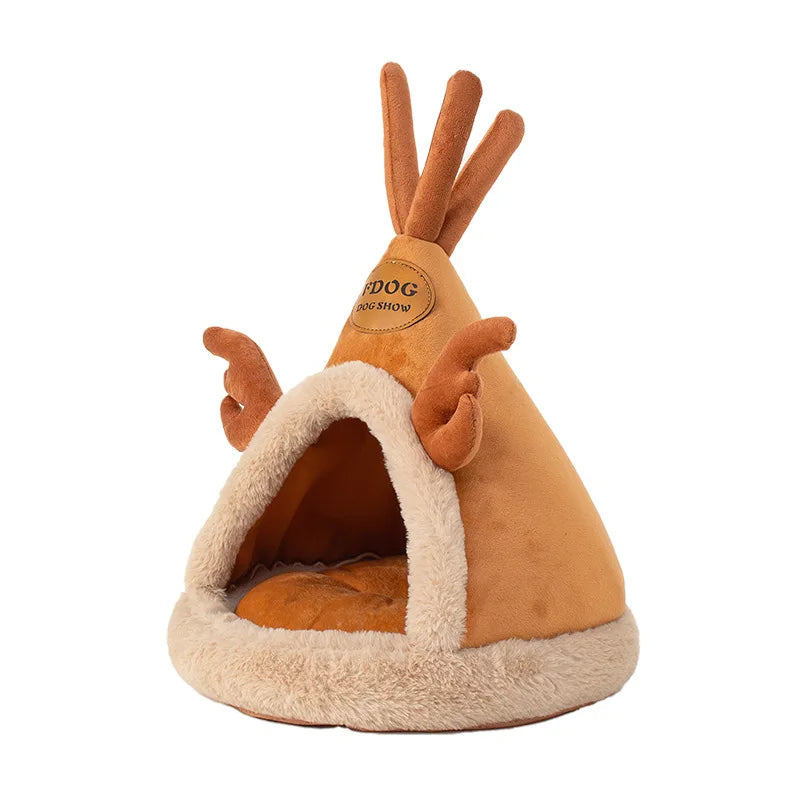 Panier chat tipi en forme de renne coloris caramel détouré sur fond blanc avec bois décoratifs. L'image montre cette niche igloo équipée d'un coussin pour chat intérieur en peluche épaisse. Tente de luxe, chaude et originale pour un confort de type coussin a chat. Qualité supérieure Les Trésors d'Owka.