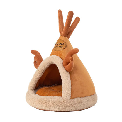 Panier chat tipi en forme de renne coloris caramel détouré sur fond blanc avec bois décoratifs. L'image montre cette niche igloo équipée d'un coussin pour chat intérieur en peluche épaisse. Tente de luxe, chaude et originale pour un confort de type coussin a chat. Qualité supérieure Les Trésors d'Owka.