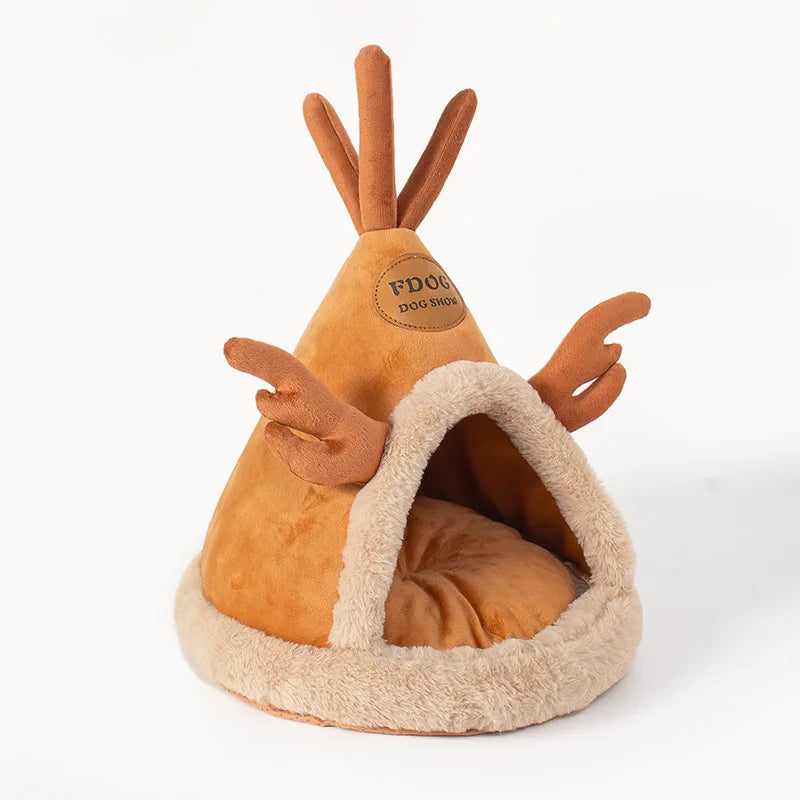 Panier chat en forme de tipi renne de Noël coloris caramel avec bois et toit pointu. L'image présente cette niche igloo avec un coussin pour chat intérieur épais et capitonné sur fond blanc. Tente de luxe, chaude et festive pour un confort de type coussin a chat premium. Qualité Les Trésors d'Owka.