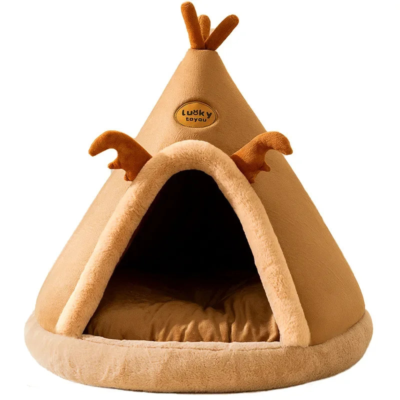 Panier chat design tipi en velours caramel avec bois de renne et entrée en peluche douce. L'image montre en gros plan le coussin pour chat intérieur épais et confortable de cette niche igloo. Tente de luxe, chaude et originale pour un confort de type coussin a chat premium. Qualité Les Trésors d'Owka.