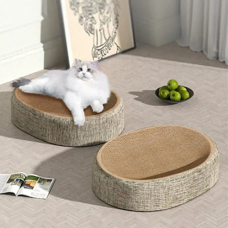 Lit griffoir ovale pour chat en carton ondulé haute densité avec revêtement extérieur en tissu beige chiné, présenté dans un salon moderne avec un chat blanc à poil long.