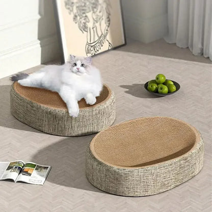 Lit griffoir ovale pour chat en carton ondulé haute densité avec revêtement extérieur en tissu beige chiné, présenté dans un salon moderne avec un chat blanc à poil long.