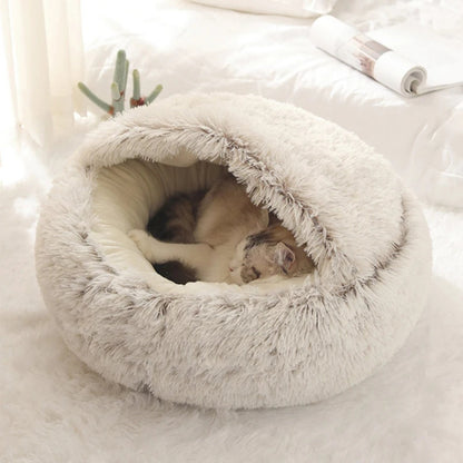 Chat endormi paisiblement à l'intérieur d'un panier grotte apaisant beige crème en peluche shaggy ultra-douce, avec toit protecteur souple pour un confort thermique optimal.