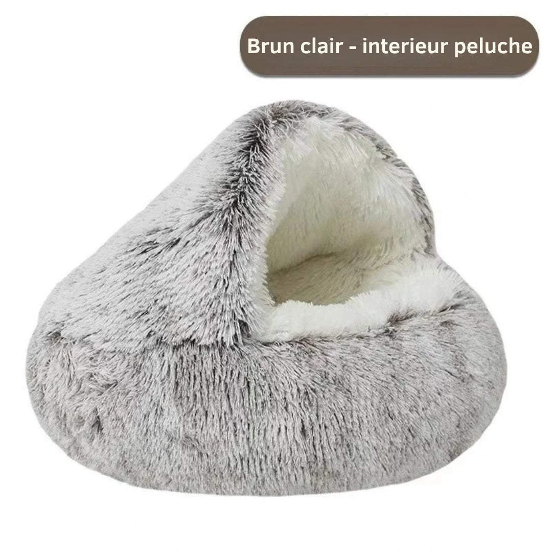 Panier grotte apaisant pour chat en peluche longue brun clair, doté d'un intérieur blanc ultra-moelleux et d'un toit souple protecteur pour un sommeil sécurisant.