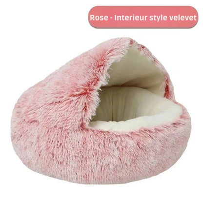 Panier grotte apaisant pour chat en peluche longue rose, doté d'un intérieur doux style velours beige et d'un toit souple protecteur pour un sommeil sécurisant.