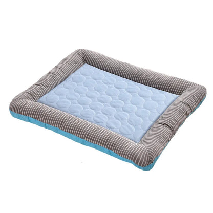 Tapis rafraichissant chien et chat avec rebords rembourrés rayés gris et blanc sur fond blanc. L'image présente ce coussin rafraichissant pour chat bleu matelassé doté d'une technologie textile respirante. Panier d'été auto-rafraîchissant, souple et moelleux, idéal comme tapis rafraichissant chat de qualité supérieure Les Trésors d'Owka.