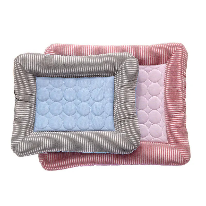 Duo de tapis rafraichissant chien et chat avec rebords rembourrés rayés gris et roses. L'image présente deux modèles de coussin rafraichissant pour chat détourés sur fond blanc avec un centre matelassé en soie glacée. Lit d'été auto-rafraichissant, respirant et moelleux, idéal comme tapis rafraichissant chat. Qualité premium Les Trésors d'Owka.