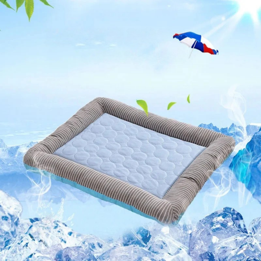 Panier et tapis rafraichissant chien et chat avec rebords rembourrés gris rayés. L'image présente un coussin rafraichissant pour chat bleu matelassé flottant sur des glaçons pour illustrer le refroidissement. Lit d'été auto-rafraichissant, respirant et confortable, idéal comme tapis rafraichissant chat de qualité supérieure Les Trésors d'Owka.