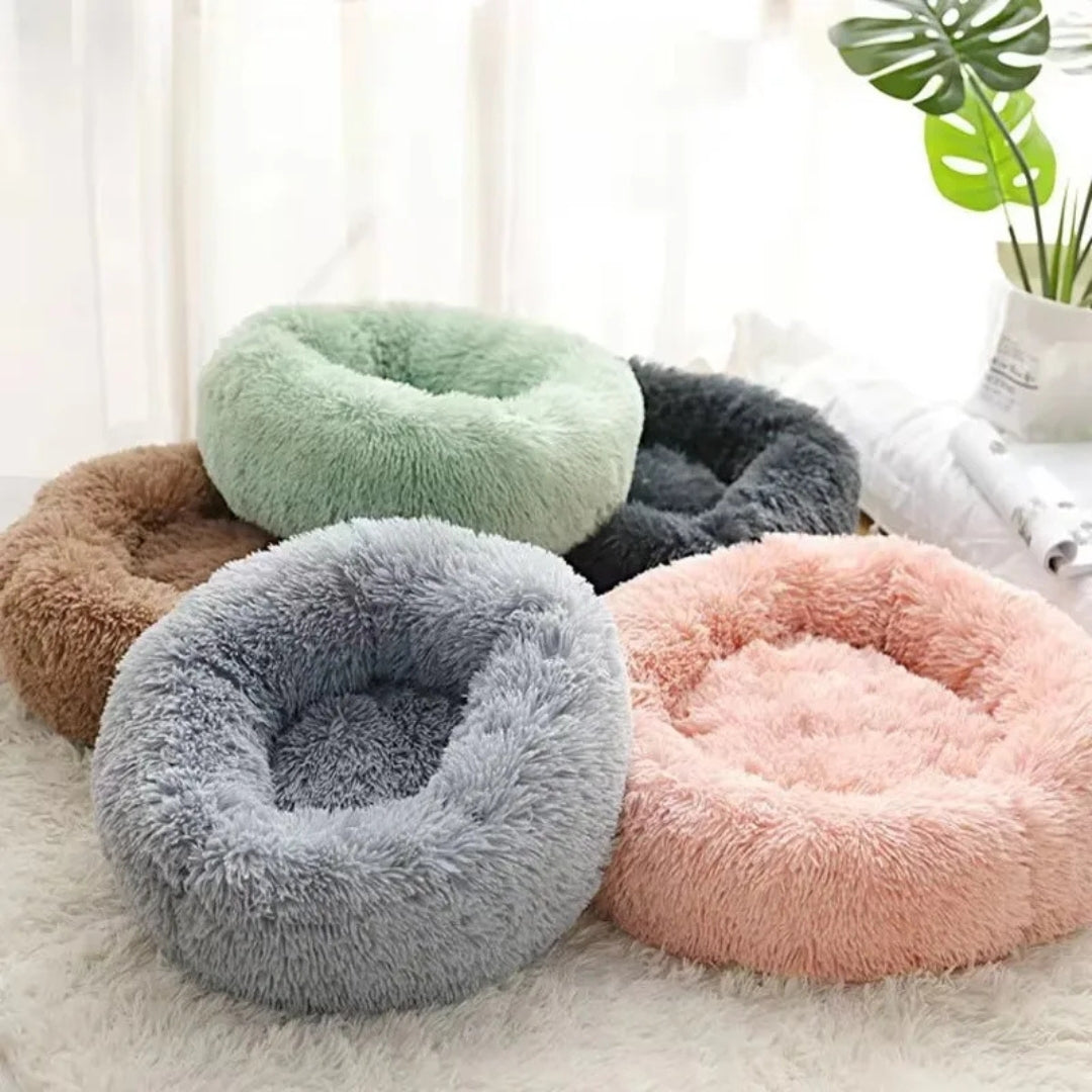 Collection de paniers ronds apaisants pour chat et petit chien en fausse fourrure longue et ultra-douce, disponibles en plusieurs coloris : vert menthe, gris perle, rose poudré, marron et anthracite.