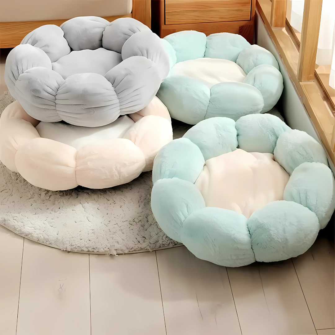 Collection de paniers pour chat et petit chien en forme de fleur avec pétales rembourrés en peluche douce, disponibles en coloris pastel : gris, vert menthe et rose poudré.