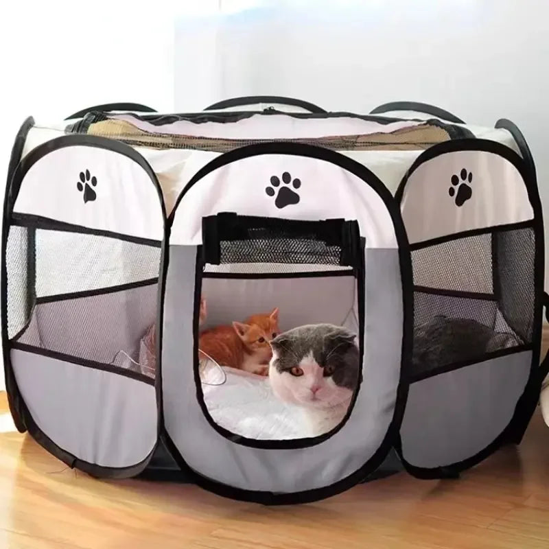 Parc Pliable Octogonal blanc et gris pour animaux avec deux chats à l'intérieur. Modèle de Parc Pliable Octogonal chat et Parc Pliable Octogonal chien sécurisé avec filet de protection. Enclos de jeu portable Les Trésors d'Owka pour intérieur et voyage.