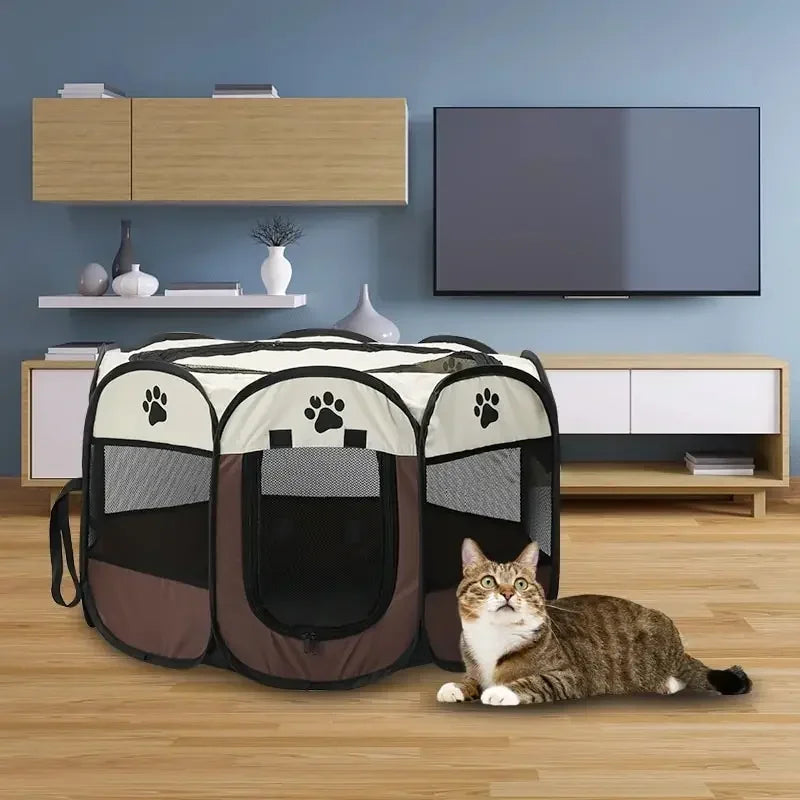 Parc Pliable Octogonal marron et beige Les Trésors d'Owka installé dans un salon avec un chat. Modèle de Parc Pliable Octogonal chat et Parc Pliable Octogonal chien avec parois en filet respirant. Enclos de jeu et de repos portable et design pour intérieur.