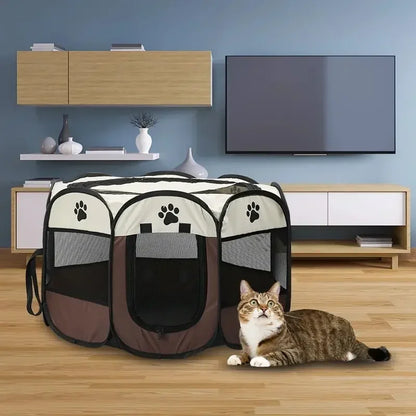 Parc Pliable Octogonal marron et beige Les Trésors d'Owka installé dans un salon avec un chat. Modèle de Parc Pliable Octogonal chat et Parc Pliable Octogonal chien avec parois en filet respirant. Enclos de jeu et de repos portable et design pour intérieur.