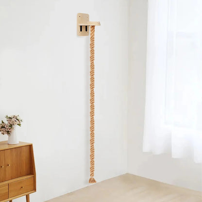 Corde d'escalade murale pour chat de 150 cm, accrochée sous sa plateforme en bois dans un salon clair — Les Trésors d'Owka