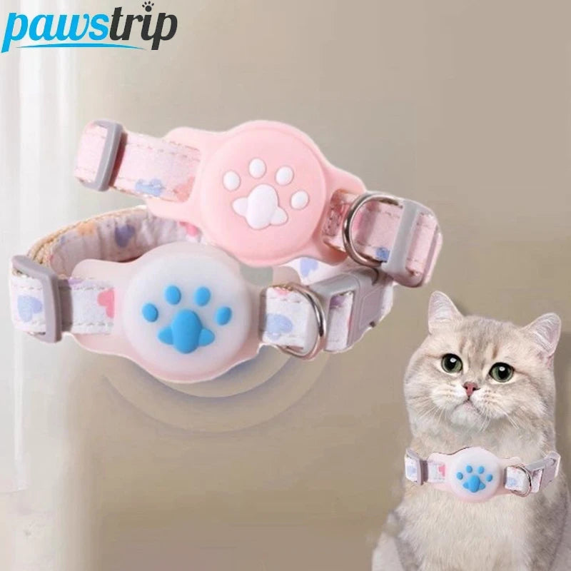 Collier gps pour chat Pawstrip à motifs cœurs : modèles rose et blanc avec support AirTag patte de chat. Chat argenté portant ce collier gps chat réglable avec boucle de sécurité grise. Un accessoire type collier gps à chat Kawaii alliant design esthétique, confort et localisation fiable pour votre animal.
