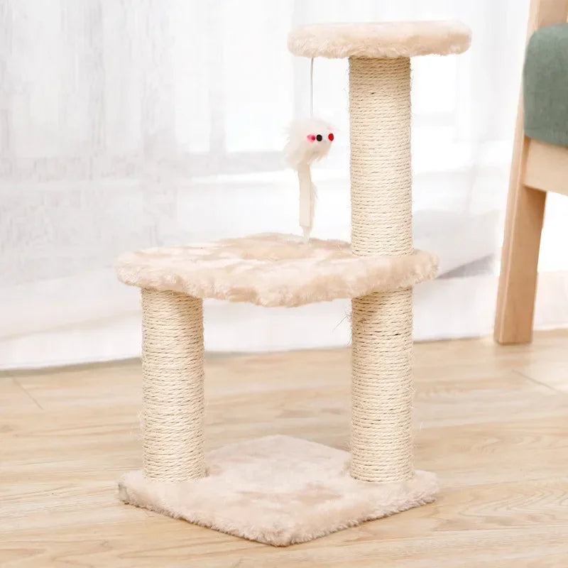 Vue détaillée d'un petit arbre à chat beige crème avec deux poteaux griffoirs en sisal naturel épais, une plateforme carrée stable et un jouet souris blanche suspendu.