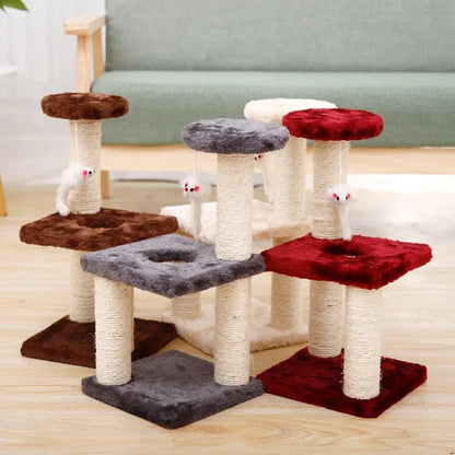 Collection de petits arbres à chat compacts disponibles en plusieurs coloris : marron chocolat, gris anthracite, blanc crème et bordeaux, avec griffoirs en sisal naturel et jouets souris suspendus.