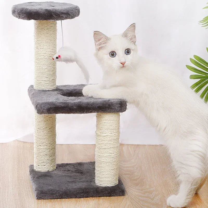 Petit arbre à chat gris compact avec plateforme en peluche douce, poteaux griffoirs en sisal naturel et jouet souris suspendue, illustré avec un chaton blanc aux yeux bleus en train de jouer.