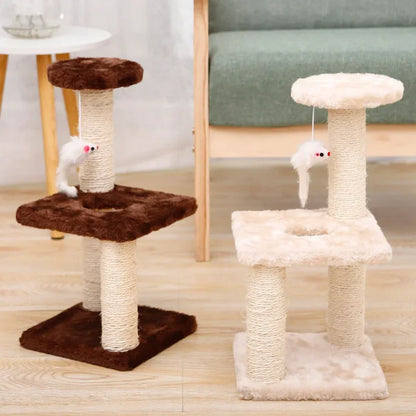 Duo de petits arbres à chat design en marron chocolat et blanc crème, dotés de poteaux griffoirs en sisal naturel, d'un plateau de repos moelleux et d'une souris suspendue pour le jeu.