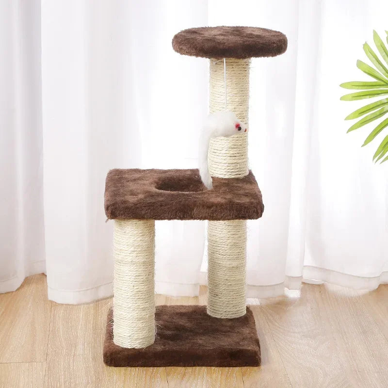 Petit arbre à chat compact marron chocolat avec griffoir vertical en sisal blanc, plateforme de repos carrée en peluche et jouet souris blanche suspendue pour chaton ou petit appartement.