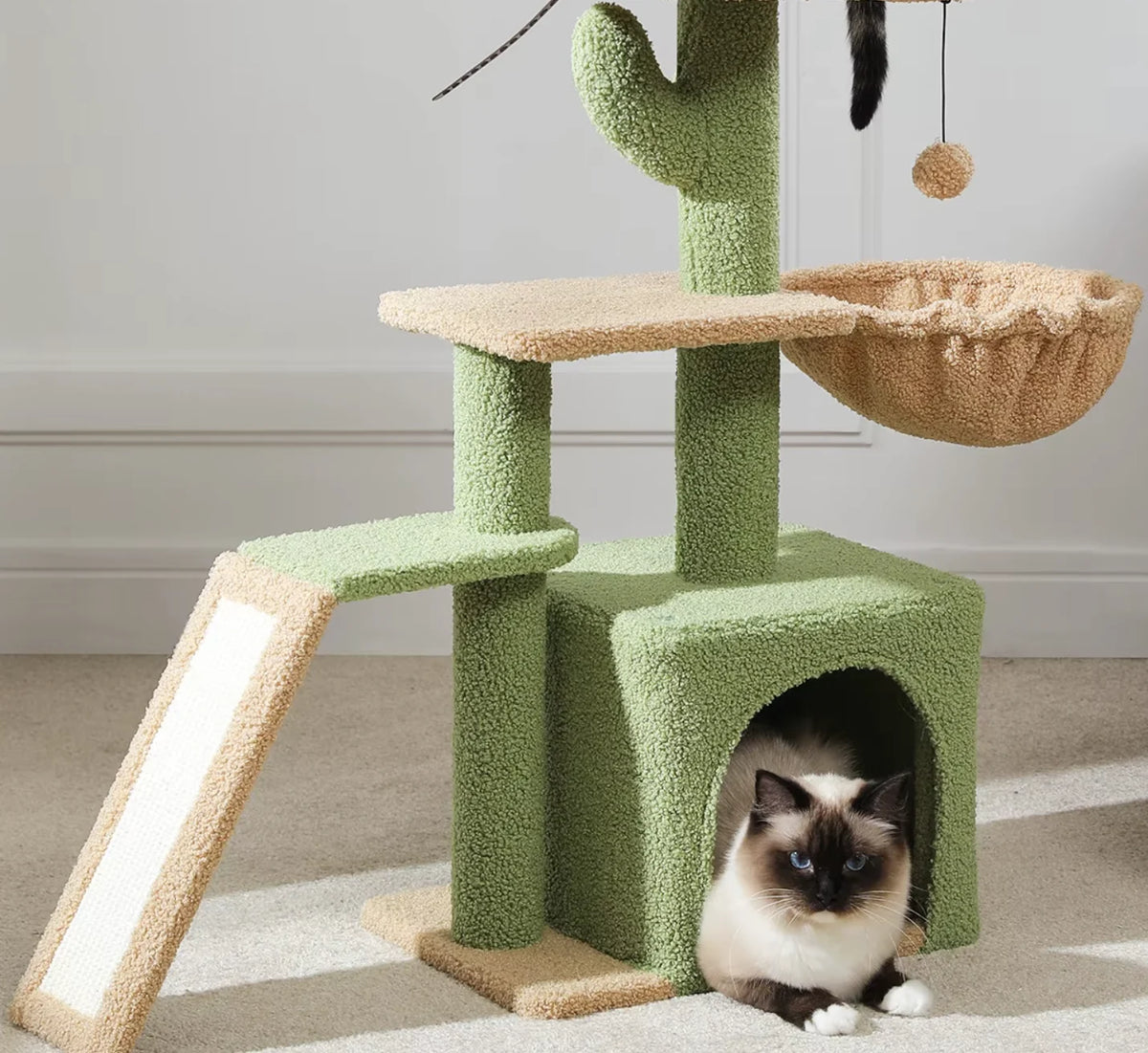 Petit arbre à chat vert de 80 cm, un chat couché dans la niche et un griffoir incliné en sisal — Les Trésors d'Owka