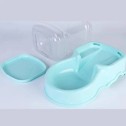 Vue éclatée des pièces d'un distributeur croquettes chat turquoise montrant le socle, le réservoir transparent et le couvercle amovibles. Ce visuel prouve la facilité d'entretien du distributeur croquettes pour une hygiène parfaite. Idéal comme distributeur croquettes chien miniature, entièrement démontable pour un lavage rapide et efficace.