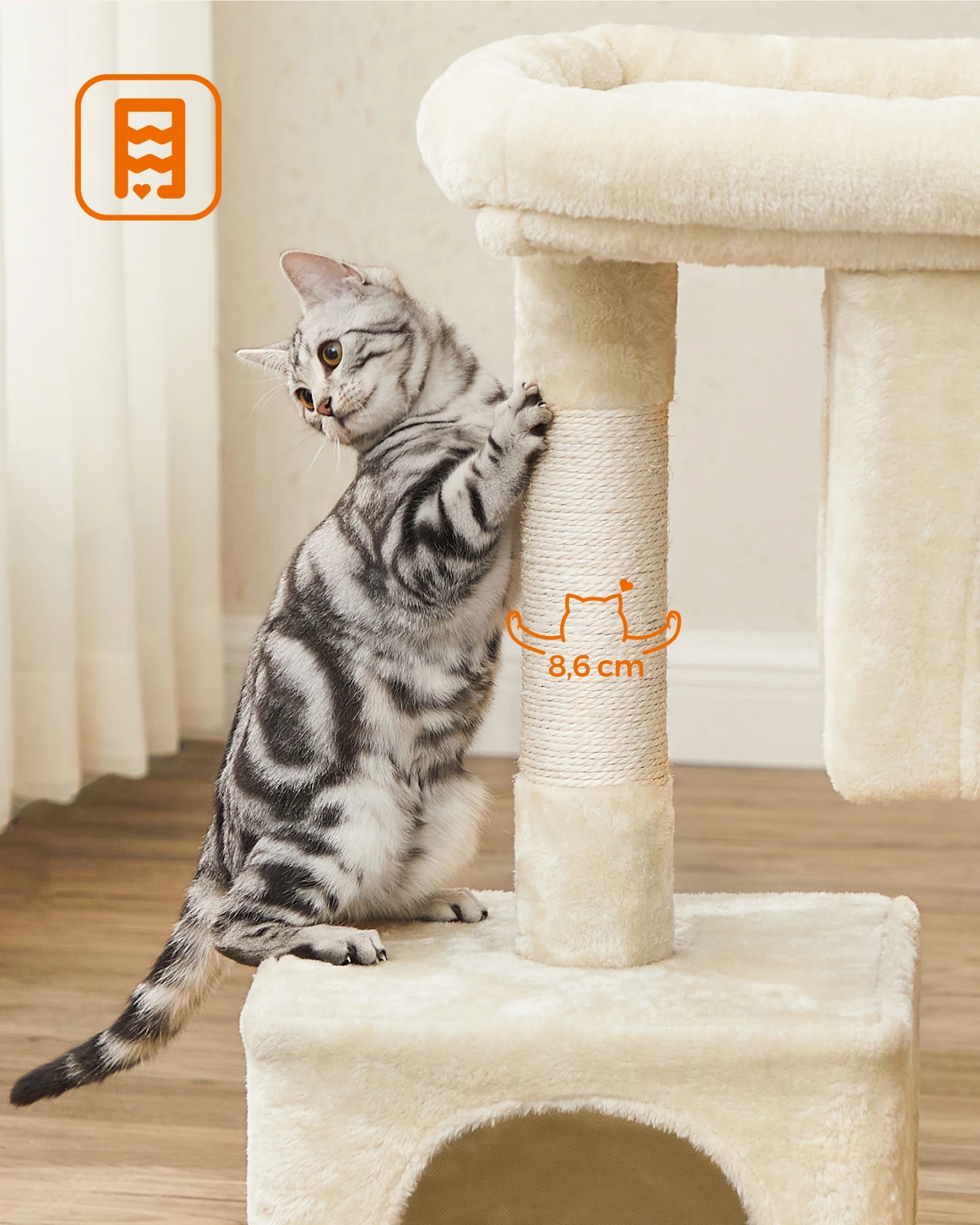 Gros plan sur un poteau griffoir d'arbre à chat de 8,6 cm de diamètre, entouré de corde de sisal naturel robuste, avec un chat tigré faisant ses griffes.