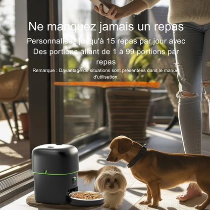 Utilisation d'un distributeur automatique de croquettes noir piloté par smartphone pour nourrir des animaux domestiques. L'image montre la programmation de 15 repas par jour pour une gestion optimale. Ce système de nutrition connectée est le complément indispensable de votre traceur gps pour surveiller votre animal. Offrez la même sécurité qu'un collier gps chat à l'intérieur de la maison avec ce distributeur aussi fiable qu'un collier gps.