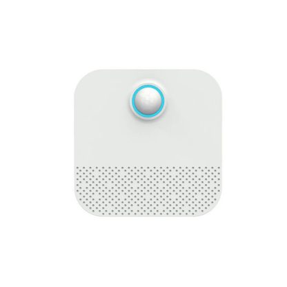 Photographie de face sur fond blanc du Purificateur d'Air Intelligent pour Litière de la boutique Les Trésors d'Owka. Ce purificateur d'air blanc au design épuré dispose d'un capteur de mouvement infrarouge avec anneau lumineux bleu pour une détection intelligente des passages. Sa grille inférieure permet une diffusion efficace et silencieuse pour éliminer 99,9% des odeurs et bactéries de la maison. Ce Purificateur d'Air chat est la solution de domotique féline idéale pour maintenir une hygiène irréprochabl
