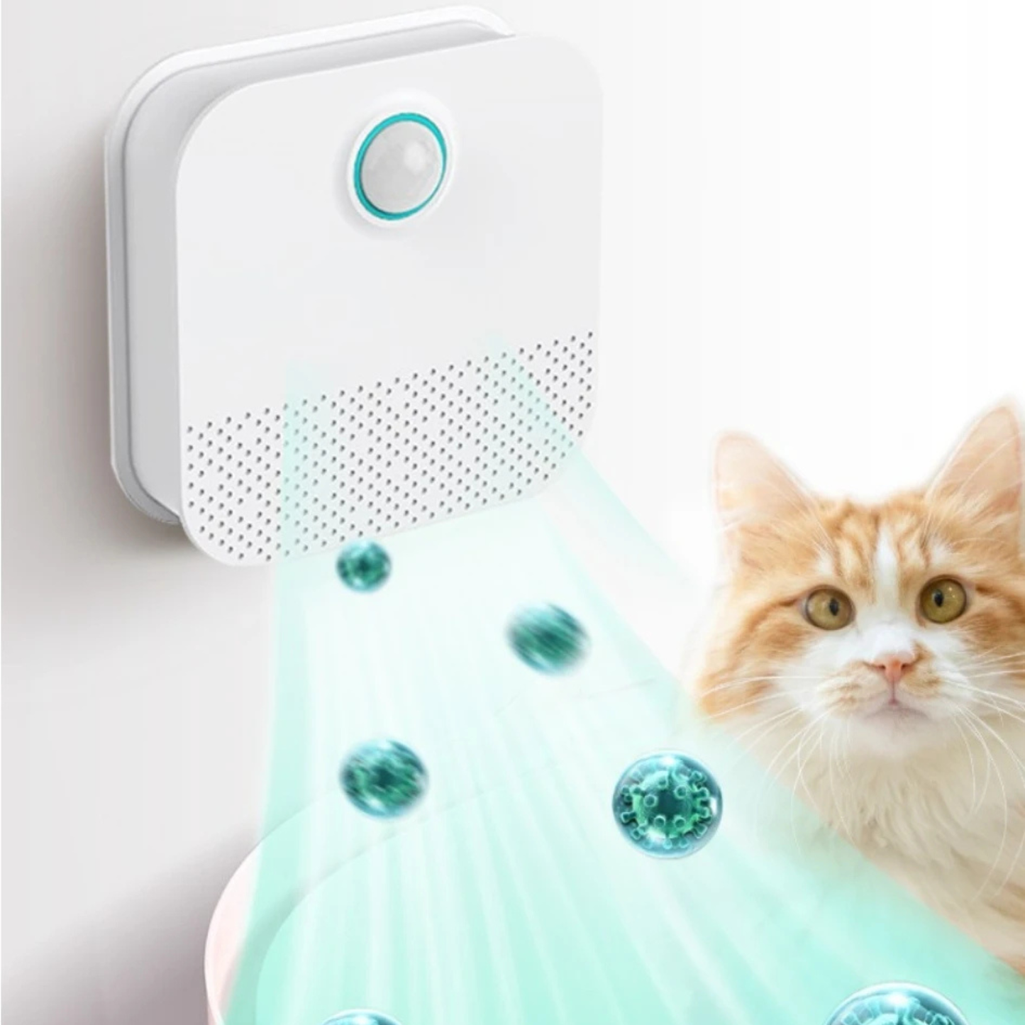 Photographie descriptive illustrant l'action d'un Purificateur d'Air Intelligent pour Litière de la marque Les Trésors d'Owka fixé au mur. L'image montre un flux de purification turquoise neutralisant les bactéries et les molécules d'odeurs s'échappant d'un bac à litière. Ce Purificateur d'Air chat utilise un capteur de mouvement pour s'activer intelligemment et garantir une stérilisation constante de l'air ambiant. Idéal pour protéger la santé de votre félin et la fraîcheur de votre foyer, ce Purificateur 
