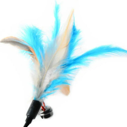 Gros plan sur une recharge de plumes pour chat aux teintes bleu ciel et blanches, équipée d'une petite clochette argentée et d'un connecteur noir pour une fixation rapide sur canne à pêche.