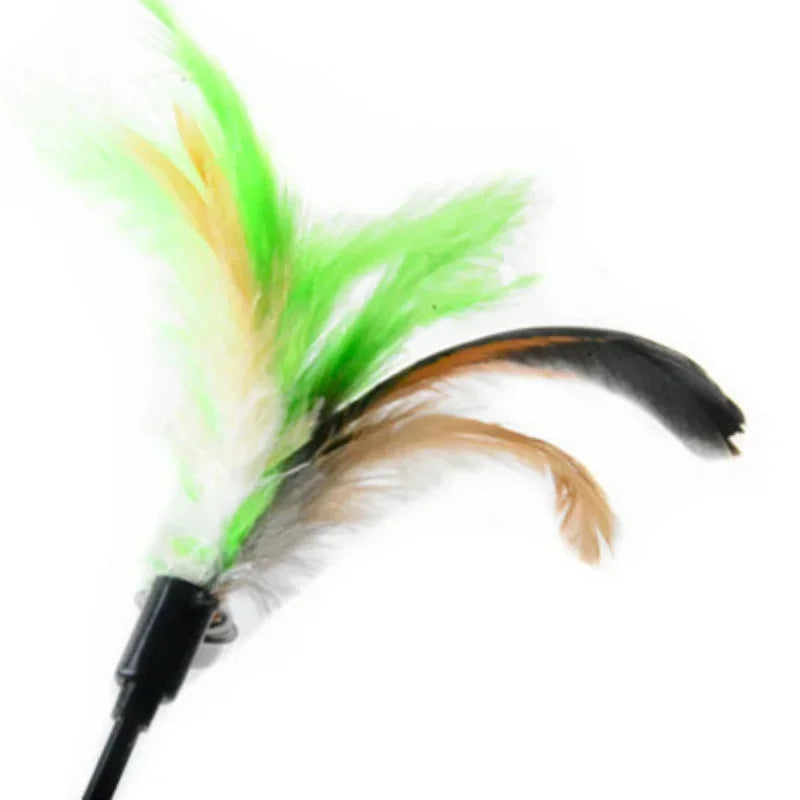 Gros plan sur une recharge de plumes pour chat aux teintes vert fluo et brunes, équipée d'une petite clochette et d'un connecteur noir pour une fixation rapide sur canne à pêche.