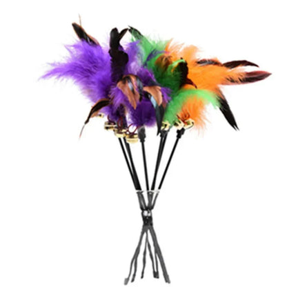 Bouquet de recharges de plumes multicolores (violet, vert, orange) pour jouets de chat, équipées de connecteurs noirs robustes et de clochettes dorées pour une stimulation sonore et visuelle.