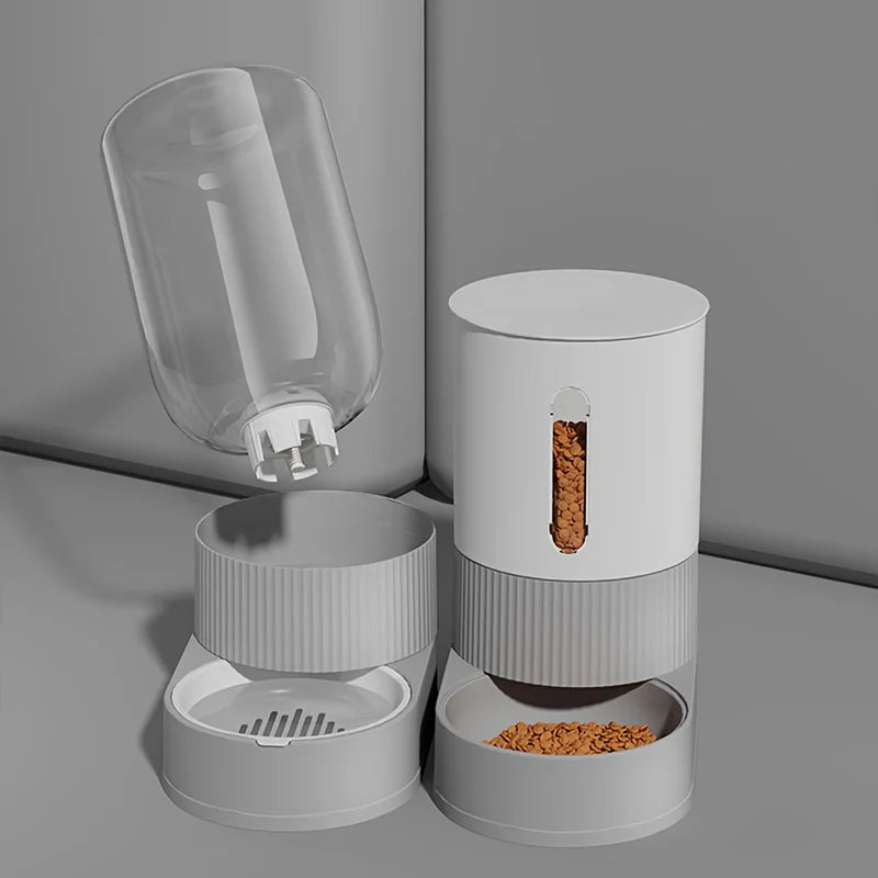 Vue éclatée du système de recharge d'un distributeur croquettes chat et abreuvoir automatique gris. Le visuel montre le réservoir d'eau amovible et le distributeur de nourriture avec fenêtre de niveau. Ce distributeur croquettes par gravité offre une hygiène parfaite sans électronique. Idéal comme distributeur croquettes chien miniature pour un entretien facile et rapide.