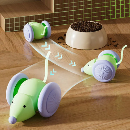 Infographie de démonstration du mouvement intelligent de la souris robotique interactive de la marque Les Trésors d'Owka. L'image illustre la trajectoire aléatoire et dynamique de ce jouet chat grâce à des effets lumineux et des flèches de direction zigzaguant sur un sol en parquet. La scène montre le robot souris vert et violet naviguant avec agilité autour d'une gamelle, prouvant sa capacité d'évitement d'obstacles et son autonomie. Ce dispositif de jeux pour chat est spécialement conçu pour stimuler l'in
