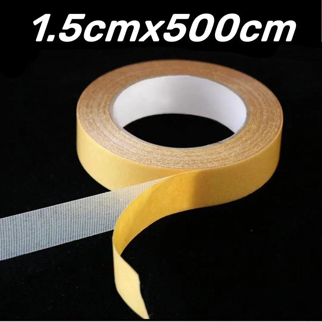 Vue détaillée d'un rouleau de ruban adhésif double face armé pour la fixation d'un tapis griffoir chat. L'image présente les dimensions de 1.5cm x 500cm et met en évidence le filet de renfort intégré pour une adhérence maximale sur les meubles et murs. Cet accessoire est indispensable pour installer solidement votre tapis griffoir pour chat et garantir une protection durable contre les griffures. Grâce à sa longueur de 5 mètres, ce ruban adhésif permet de sécuriser efficacement chaque tapis griffoir a chat 
