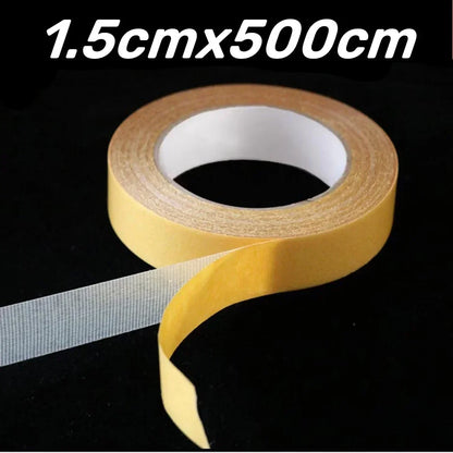 Vue détaillée d'un rouleau de ruban adhésif double face armé pour la fixation d'un tapis griffoir chat. L'image présente les dimensions de 1.5cm x 500cm et met en évidence le filet de renfort intégré pour une adhérence maximale sur les meubles et murs. Cet accessoire est indispensable pour installer solidement votre tapis griffoir pour chat et garantir une protection durable contre les griffures. Grâce à sa longueur de 5 mètres, ce ruban adhésif permet de sécuriser efficacement chaque tapis griffoir a chat 