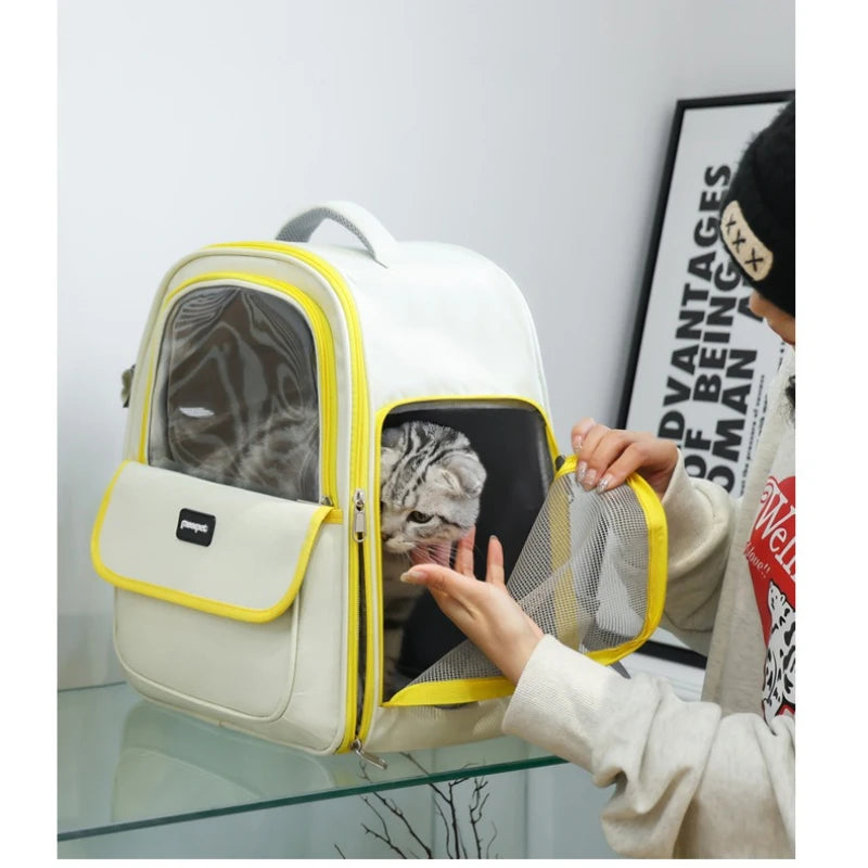 Interaction avec un chat dans son sac à dos pour chat blanc et jaune. Ouverture latérale zippée du sac dos pour chat Les Trésors d'Owka avec maille mesh respirante. Sac dos chat design et sécurisé permettant de rassurer l'animal pendant le transport.