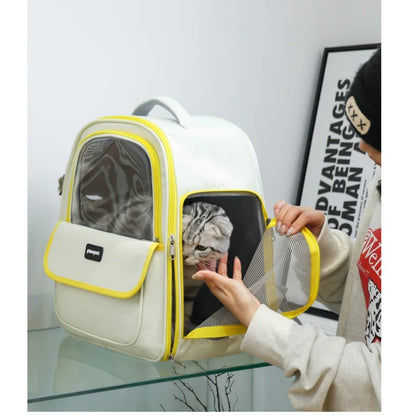 Interaction avec un chat dans son sac à dos pour chat blanc et jaune. Ouverture latérale zippée du sac dos pour chat Les Trésors d'Owka avec maille mesh respirante. Sac dos chat design et sécurisé permettant de rassurer l'animal pendant le transport.