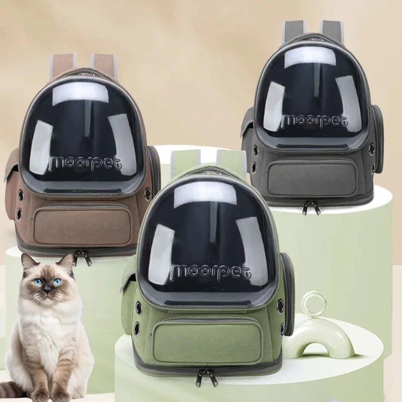 Gamme de sacs à dos pour chat panoramiques en 3 couleurs : vert sauge, gris anthracite et marron moka. Un chat Ragdoll aux yeux bleus pose à côté du sac dos pour chat moorpet Les Trésors d'Owka. Sac dos chat hublot avec aération, design moderne et confortable pour le transport.