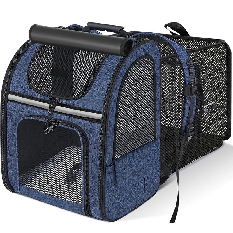 Sac à dos pour chat extensible bleu denim avec extension parc en maille mesh respirante. Vue du sac dos pour chat Les Trésors d'Owka déplié avec fenêtres ventilées, rideau occultant et bande réfléchissante. Sac dos chat premium et spacieux pour voyage longue durée en toute sécurité.
