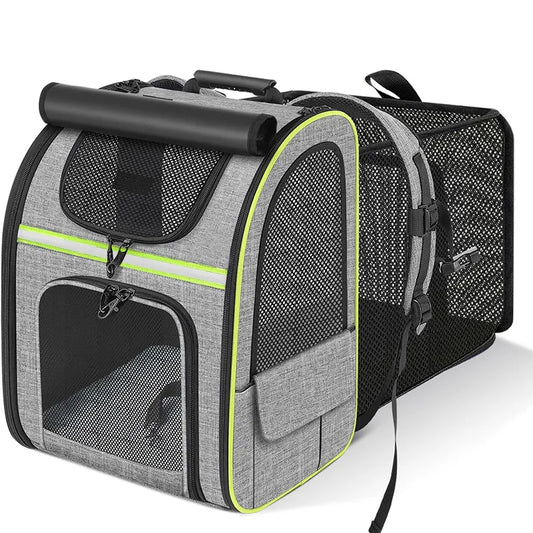 Sac à dos pour chat extensible gris chiné avec liseré jaune fluo et extension parc en mesh. Vue du sac dos pour chat Les Trésors d'Owka déplié avec fenêtres ventilées et rideau occultant. Sac dos chat premium et spacieux pour voyage longue durée en toute sécurité.