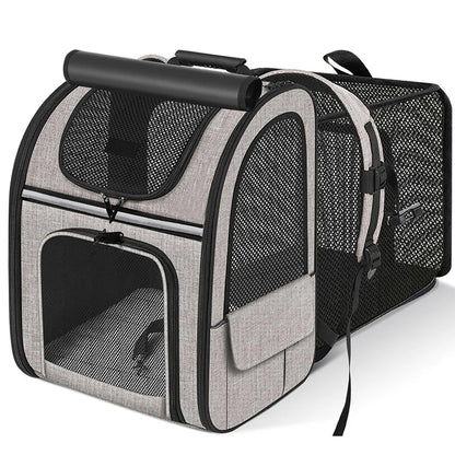 Sac à dos pour chat extensible gris chiné avec extension parc en mesh noir. Vue du sac dos pour chat Les Trésors d'Owka déplié avec fenêtres ventilées et rideau occultant. Sac dos chat premium et spacieux pour voyage longue durée en toute sécurité.