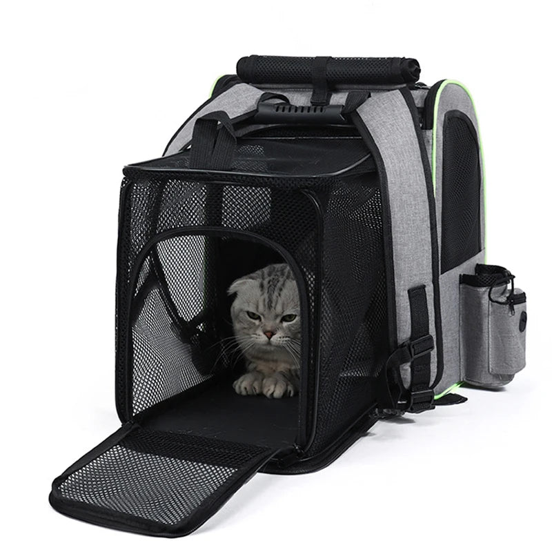 Sac à dos pour chat extensible gris chiné ouvert avec son extension parc en mesh. Un chat gris est assis à l'intérieur du sac dos pour chat Les Trésors d'Owka. Sac dos chat premium avec liseré jaune fluo, porte-gourde et aération maximale pour le voyage.