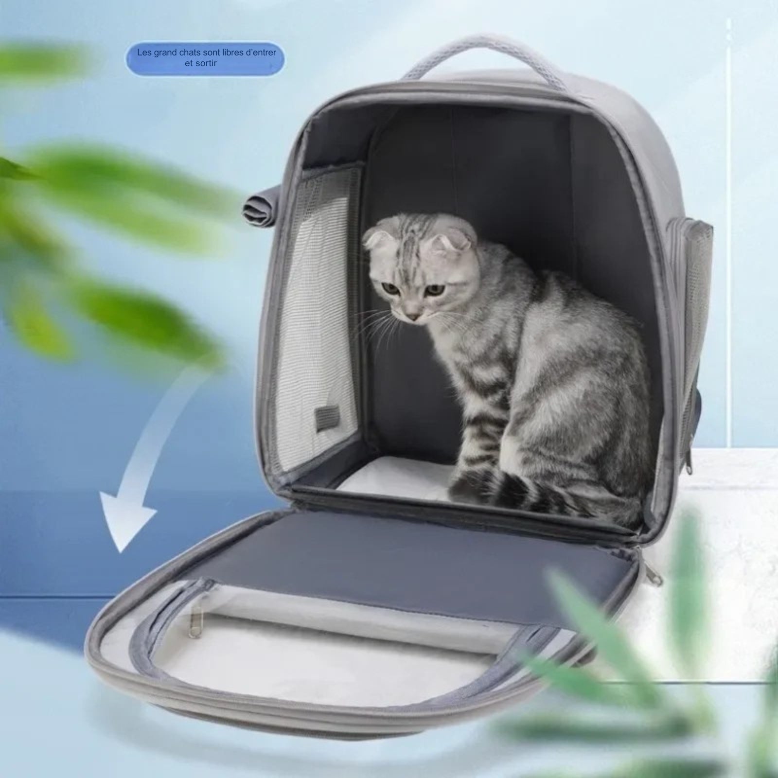 Sac à dos pour chat gris grand format avec ouverture frontale totale. Chat assis dans le sac dos pour chat Les Trésors d'Owka spacieux avec aération mesh latérale. Sac dos chat ergonomique pour grands chats, facile d'accès et confortable.