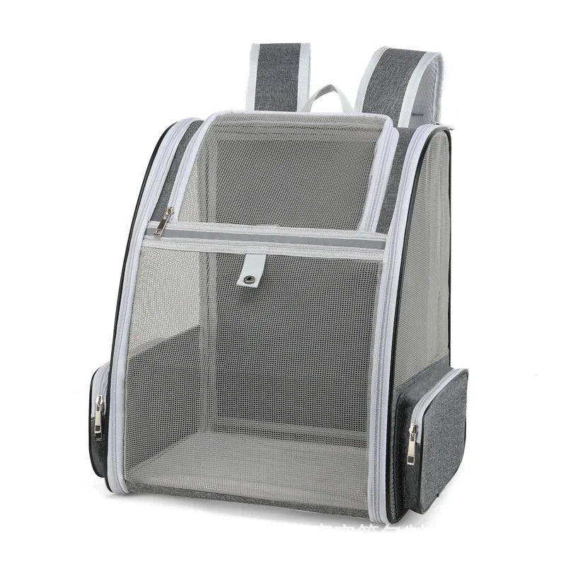 Sac à dos pour chat gris et blanc en maille mesh ultra-respirante. Vue de face du sac dos pour chat Les Trésors d'Owka avec double ouverture zippée et poches latérales. Sac dos chat léger et sécurisé pour un transport confortable et aéré.