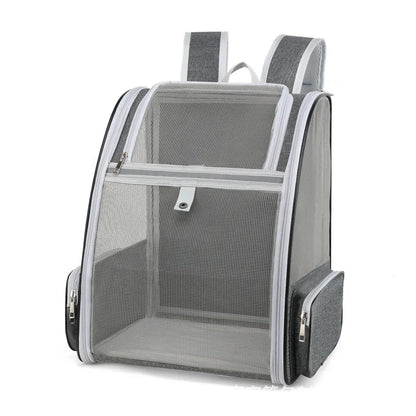 Sac à dos pour chat gris et blanc en maille mesh ultra-respirante. Vue de face du sac dos pour chat Les Trésors d'Owka avec double ouverture zippée et poches latérales. Sac dos chat léger et sécurisé pour un transport confortable et aéré.